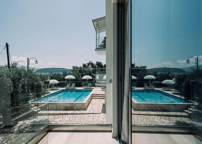 White House * קלאמי